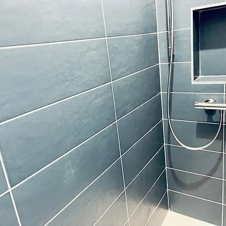 Aux Tourelles 1888 - Tres Proche Lyon #clim #piscine #netflix #parking Payant Securise 2* Тассин-Ла-Деми-Луне