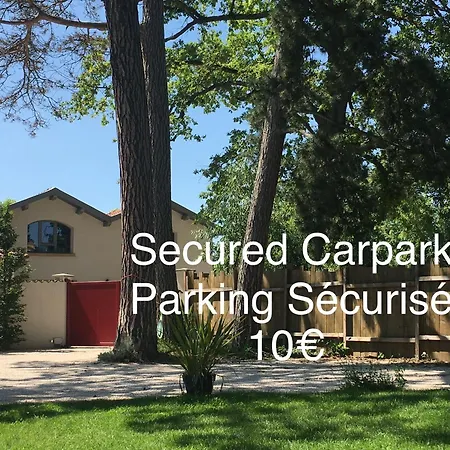 Aux Tourelles 1888 - Tres Proche Lyon #clim #piscine #netflix #parking Payant Securise Отель типа 